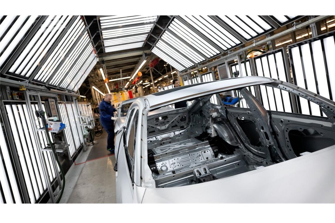 Studie: Deutsche Autozulieferer verlieren Marktanteile Mitarbeiter von BMW arbeiten im Stammwerk in der Produktion an der Karosserie von verschiedenen Modellen des Autoherstellers.