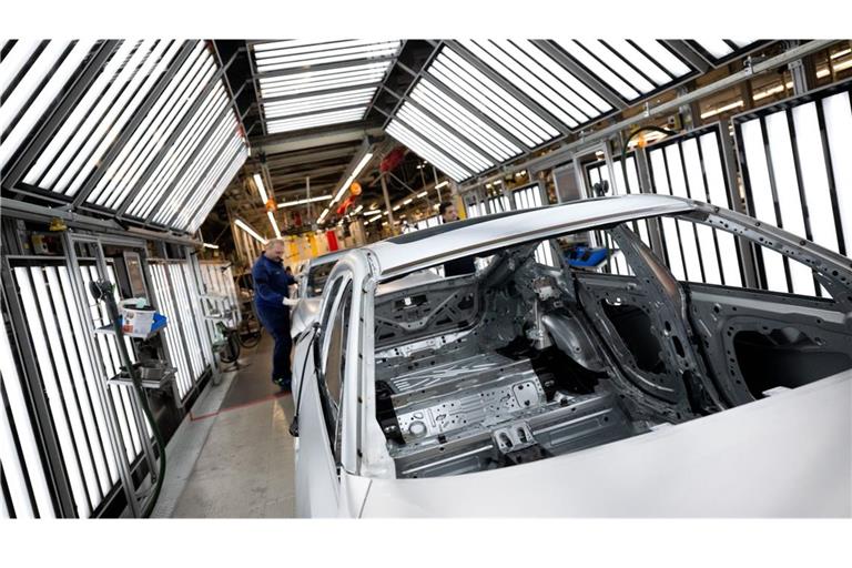 Mitarbeiter von BMW arbeiten im Stammwerk in der Produktion an der Karosserie von verschiedenen Modellen des Autoherstellers.