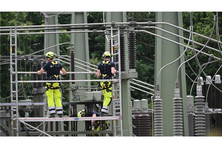 Mitarbeiter von FairNetz arbeiten auf dem Gelände eines Umspannwerks, in dem es im Juni 2026 gebrannt hatte. (zu dpa: «Landesregierung will mit Task Force Netzausbau beschleunigen»)
