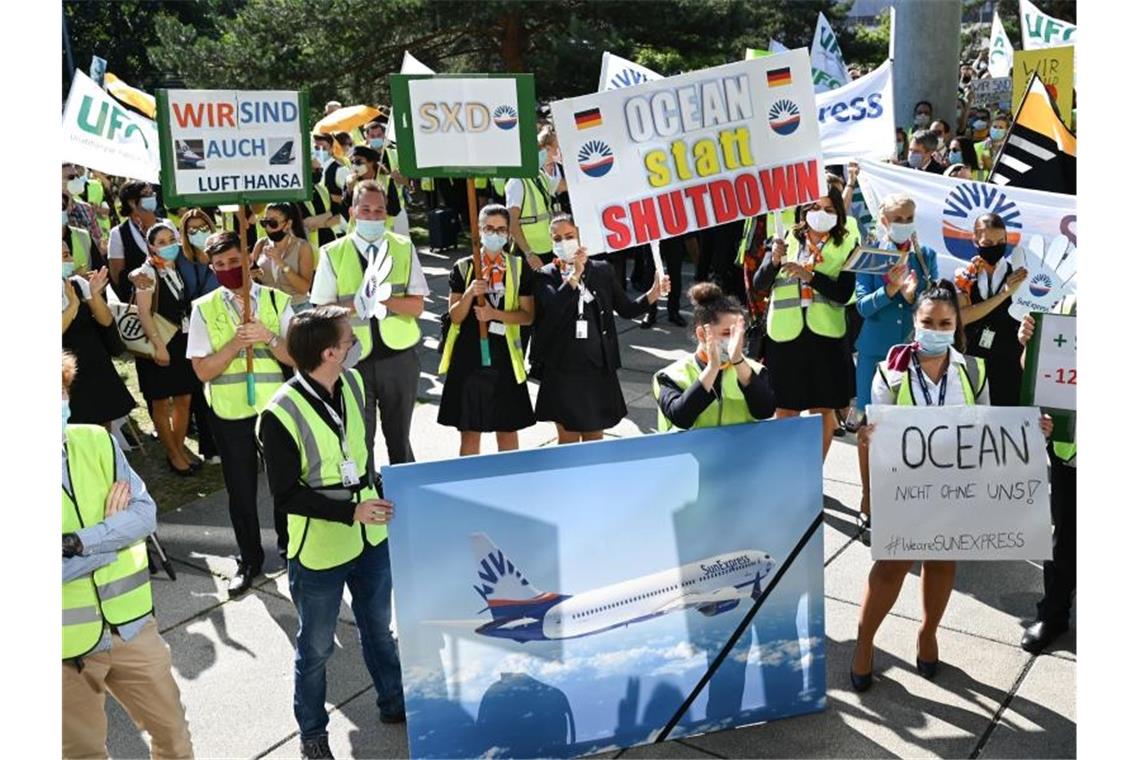 Mitarbeiter von Lufthansa und Sun Express demonstrieren vor der Lufthansa-Zentrale am Frankfurter Flughafen für ihre Arbeitsplätze. Foto: Arne Dedert/dpa