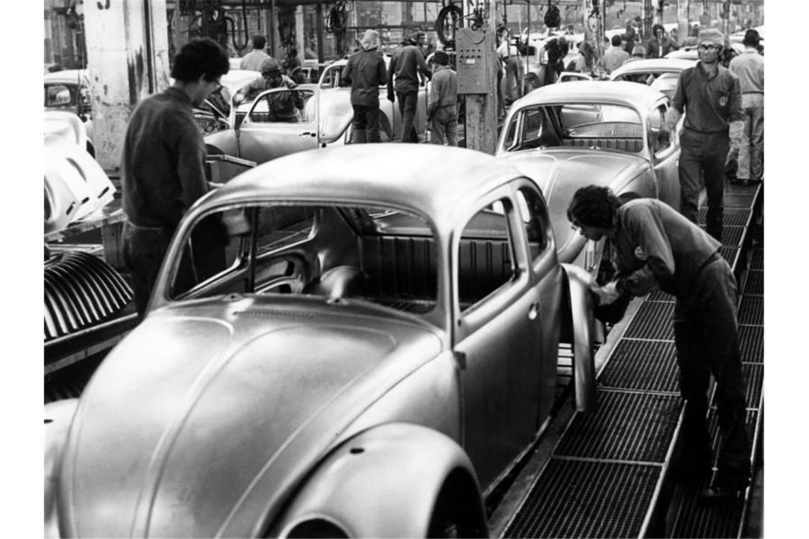 Mitarbeiter von Volkswagen do Brasil, einem Filialunternehmen von Volkswagen, fertigen das Modell Sedan (Käfer) in einer Fabrik in Sao Paulo (Brasilien) an. Foto: VW do Brasil/dpa