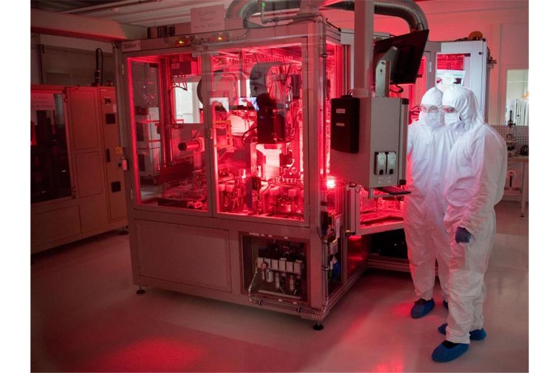 Mitarbeiter von Volkswagen stehen in einem Reinraum zur Produktion von Batteriezellen im VW Werk Salzgitter. Salzgitter eine Pilotfertigung für Kleinserien. Foto: Julian Stratenschulte