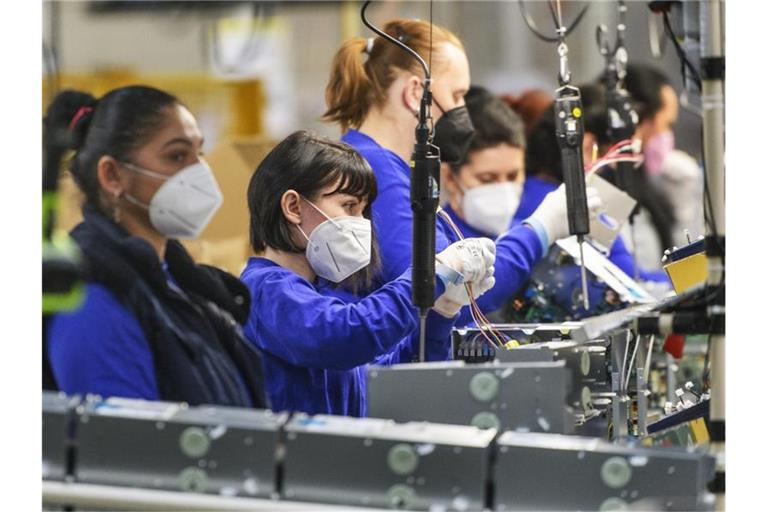 Mitarbeiterinnen des Daikin-Werks im tschechischen Pilsen. Foto: Chaloupka Miroslav/CTK/dpa