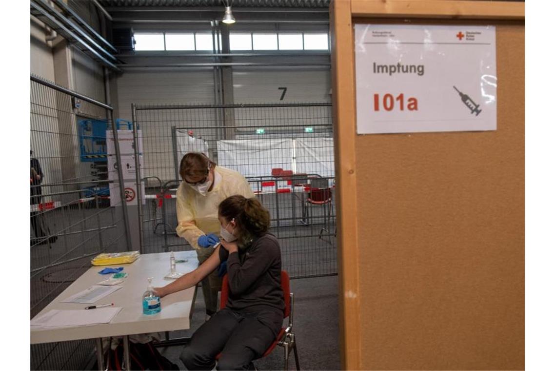 Mitarbeiterinnen des Deutschen Roten Kreuzes simulieren im Ulmer Messezentrum eine Impfung. Foto: Stefan Puchner/dpa/Archivbild