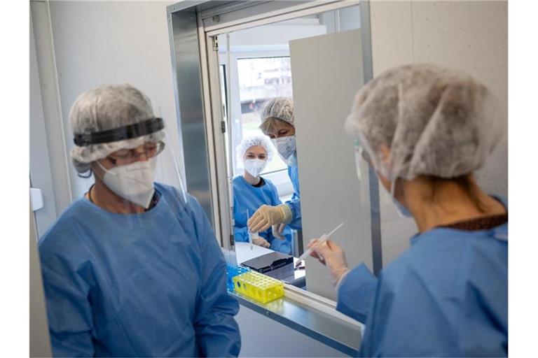 Mitarbeiterinnen einer Corona-Schnellteststation in Sindelfingen. Die Corona-Neuinfektionen bleiben nahezu unverändert im Vergleich zur Vorwoche. Foto: Sebastian Gollnow/dpa