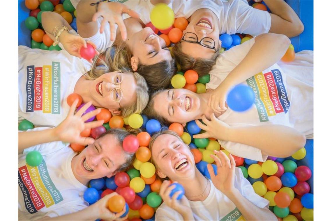 Frauen streiken in der Schweiz für mehr Gleichberechtigung Mitarbeiterinnen einer Kita haben ihre Arbeit niedergelegt und nehmen am Streik für mehr Gleichberechtigung tei. Foto: Melanie Duchene/Keystone