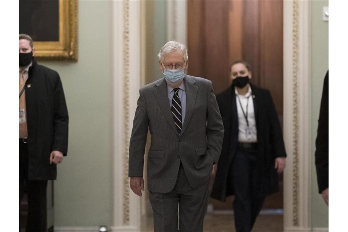 McConnell sieht Verschwörungstheorien als Krebsgeschwür Mitch McConnell, Minderheitsführer der Republikaner im US-Senat, trägt einen Mund-Nasen-Schutz, als er am Capitol Hill ankommt. Foto: J. Scott Applewhite/AP/dpa