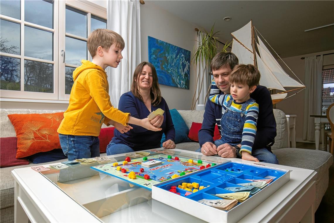 Miteinander Monopoly spielen: Die gemeinsam verbrachte Zeit gehört ausschließlich den Kindern und wird von allen genossen. Foto: A. Becher