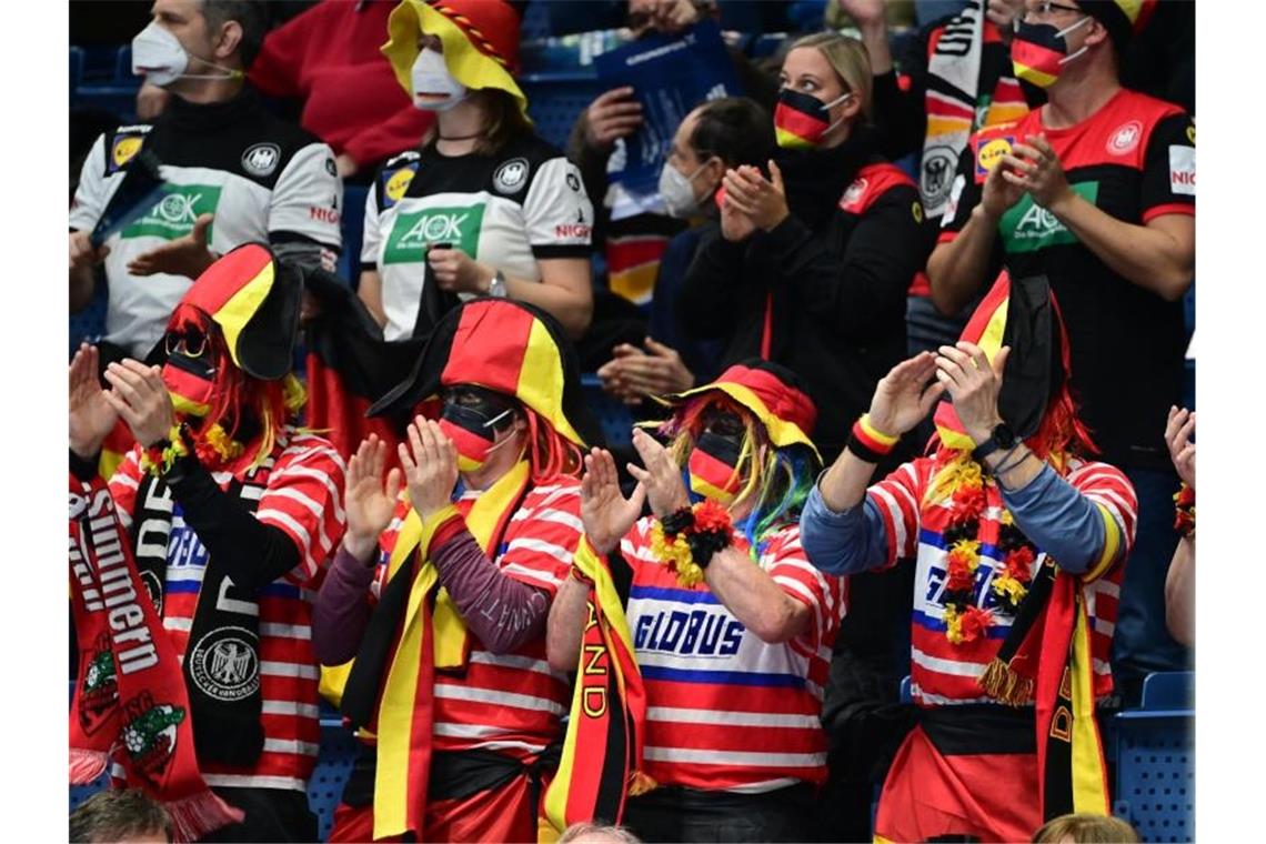 Mitgereiste deutsche Fans untertützen das DHB-Team lautstark. Foto: Marijan Murat/dpa