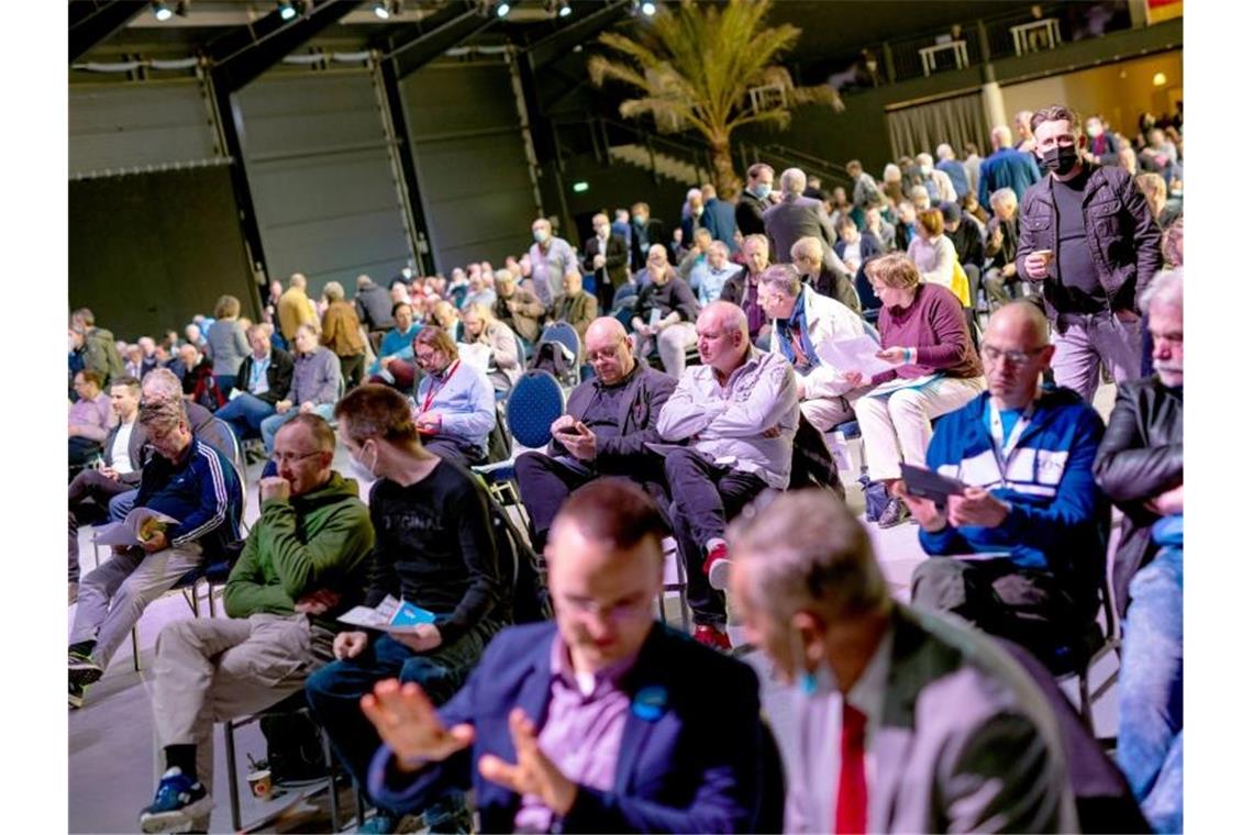 AfD-Parteitag in Niedersachsen wegen Überfüllung abgebrochen Mitglieder der AfD nehmen an einem Sonderparteitag der AfD Niedersachsen teil. Foto: Moritz Frankenberg/dpa