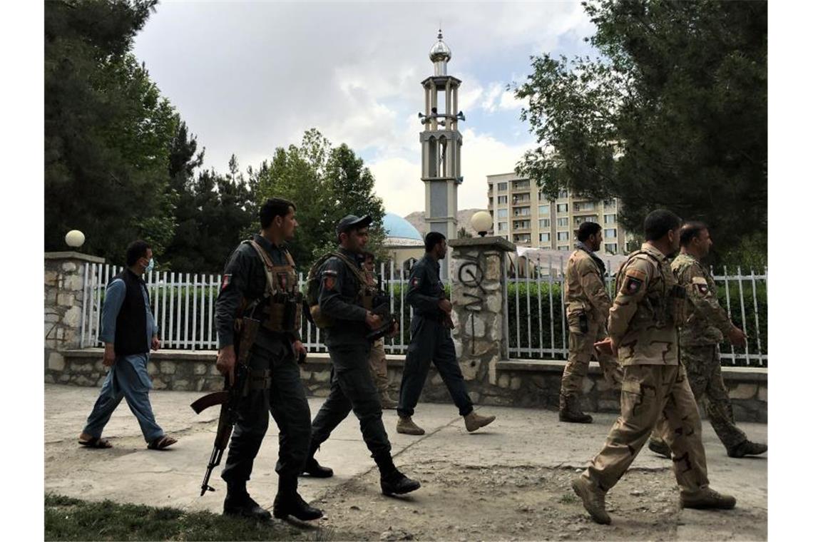 Afghanistan: Fast 300 tote Sicherheitskräfte in einer Woche Mitglieder der afghanischen Sicherheitskräfte am Ort eines Anschlags in Kabul. Foto: Jawid Omid/XinHua/dpa