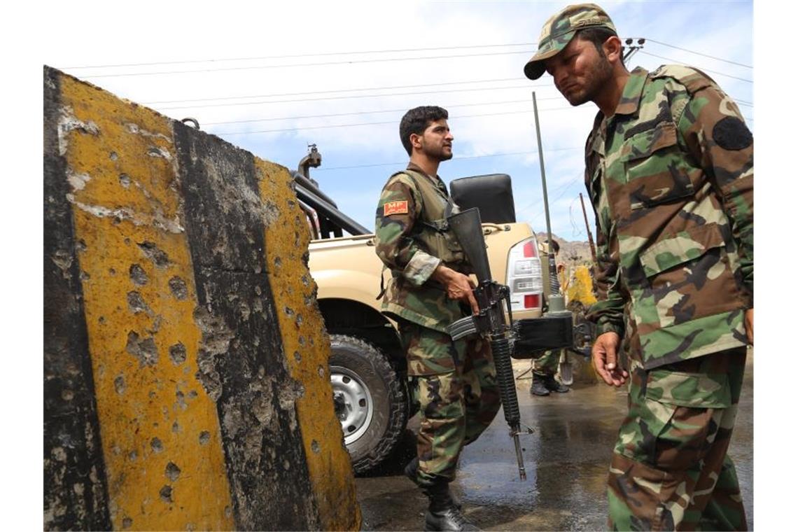 Tote und Verletzte nach Anschlag auf US-Konvoi in Kabul Mitglieder der afghanischen Streitkräfte untersuchen den Tatort eines Selbstmordanschlags. Foto: Rahmat Alizadah/Xinhua