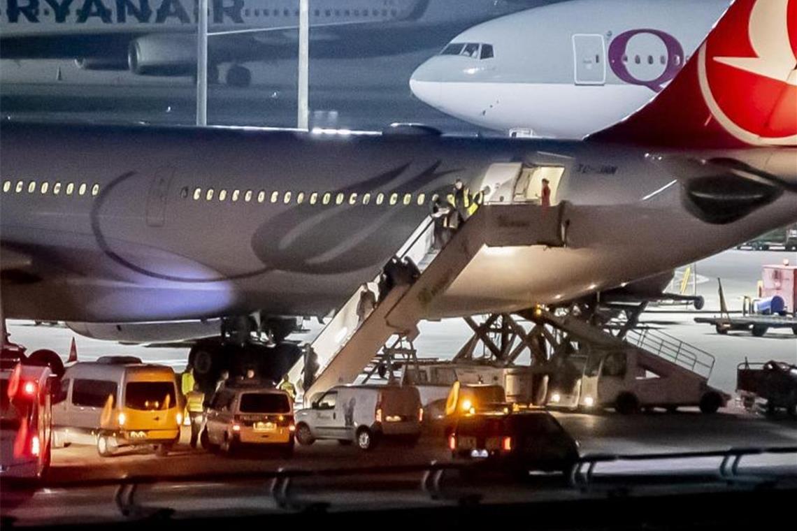 Mitglieder der aus der Türkei abgeschobenen Famile werden am Flughafen Tegel von der Polizei in Empfang genommen. Foto: Christoph Soeder/dpa