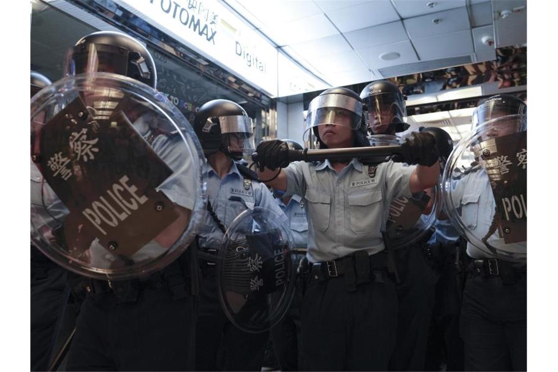 Polizei verhindert Proteste in Hongkong Mitglieder der Bereitschaftspolizei bereiten sich auf einen Einsatz im Amoy-Plaza-Einkaufszentrum vor. Foto: Vincent Yu/AP