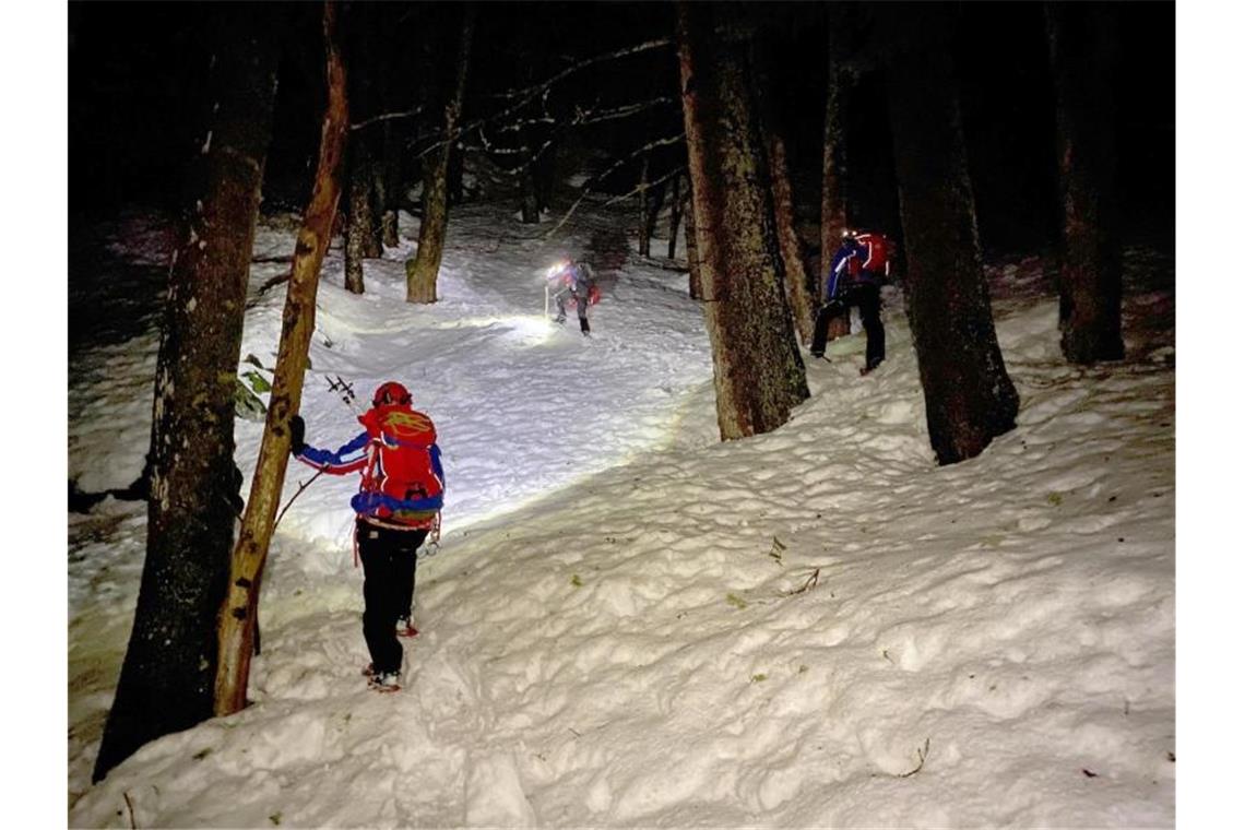 „Unglückliche Verkettung“: Wanderin stirbt nach Sturz Mitglieder der Bergwacht arbeiten am Feldberg an einer Unfallstelle, an der eine Schneeschuhwanderin, die sich verlaufen hatte, in ein Schneeloch gestürzt ist. Foto: Bergwacht Schwarzwald/dpa/Aktuell