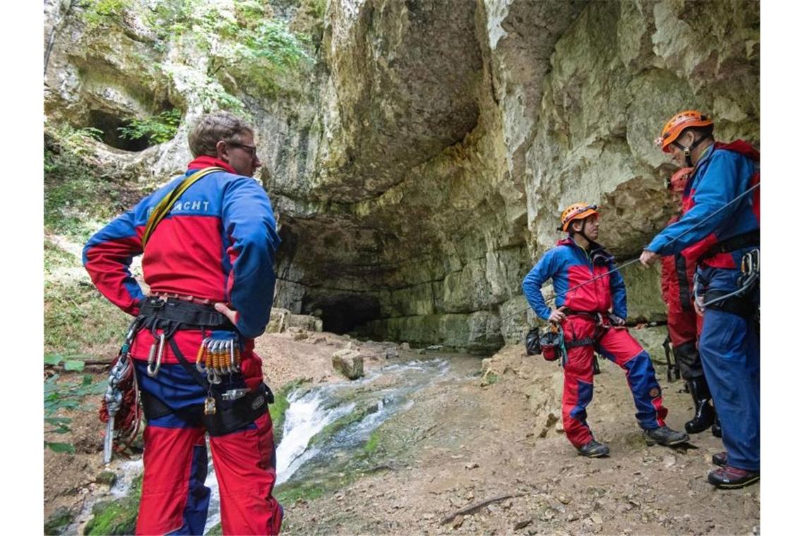 Gemeinde muss wohl nicht für Höhlenrettung aufkommen Mitglieder der Bergwacht stehen vor der Falkensteiner Höhle. Foto: Marijan Murat