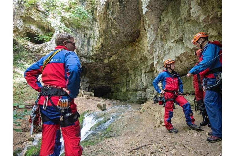 Mitglieder der Bergwacht stehen vor der Falkensteiner Höhle. Foto: Marijan Murat