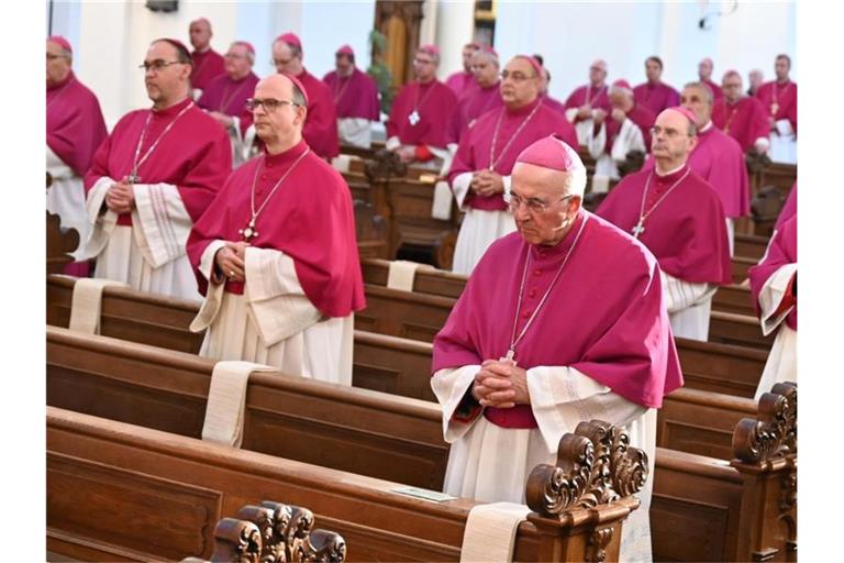 Mitglieder der Deutschen Bischofskonferenz beim Eröffnungsgottesdienst der Herbstvollversammlung der Deutschen Bischofskonferenz im September 2020. Foto: Arne Dedert/dpa