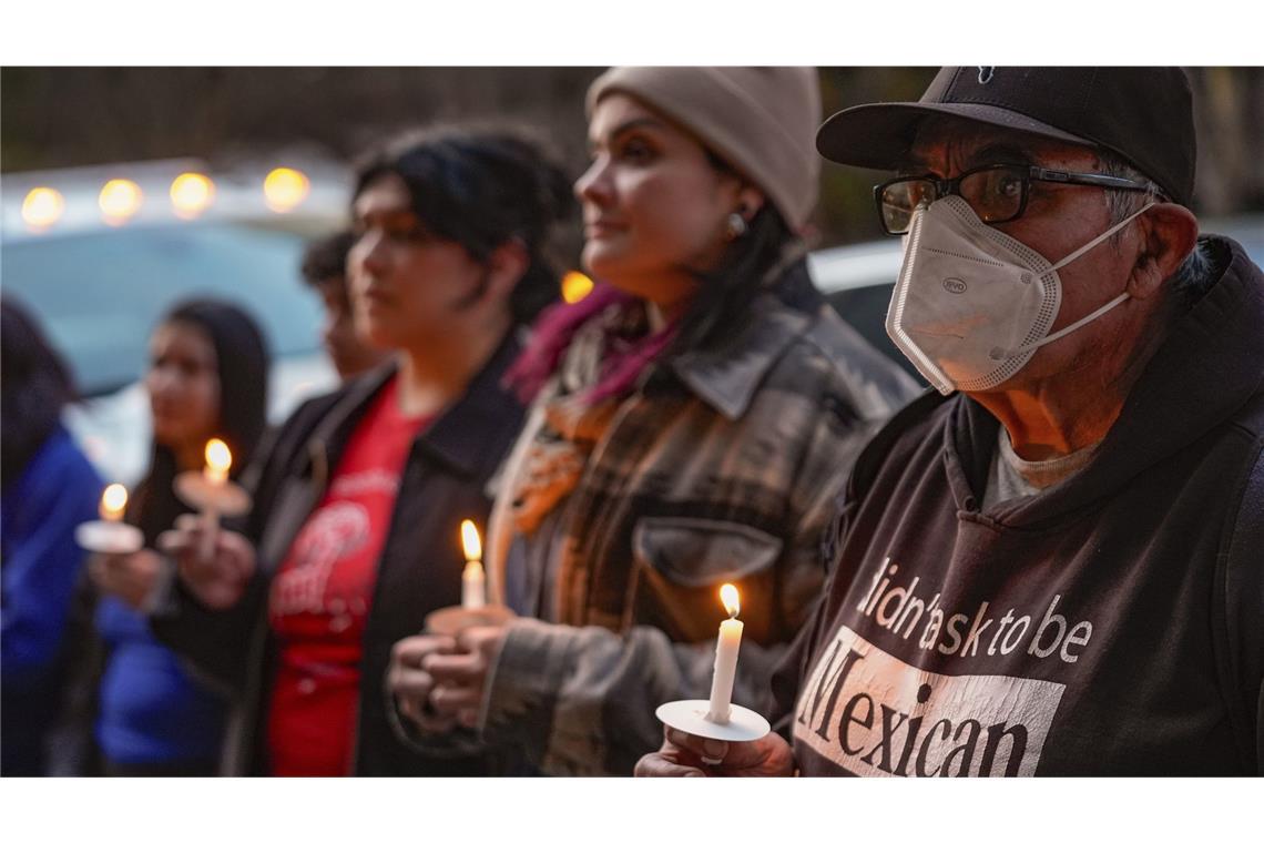 US-Präsident hebelt das Kirchenasyl in den USA aus Mitglieder der Einwanderergemeinschaft, angeführt von CHIRLA (Coalition for Humane Immigrant Rights), halten in Los Angeles eine Mahnwache zur Verteidigung der Rechte von Einwanderern vor der Immanuel Presbyterian Church.