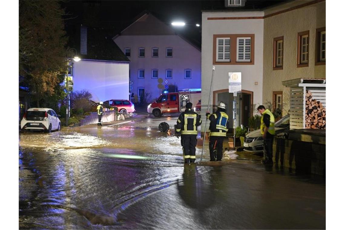 Hochwasser nach Dauerregen - Wetterberuhigung in Sicht Mitglieder der Freiwilligen Feuerwehr sind im Einsatz. Foto: Harald Tittel/dpa