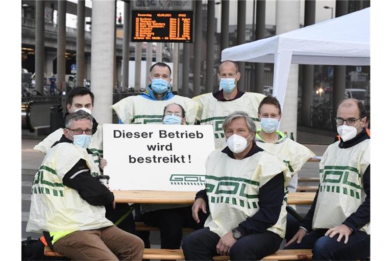 Mitglieder der Gewerkschaft der Lokführer (GdL) streiken vor dem Bahnhof in Köln. Foto: Roberto Pfeil/dpa