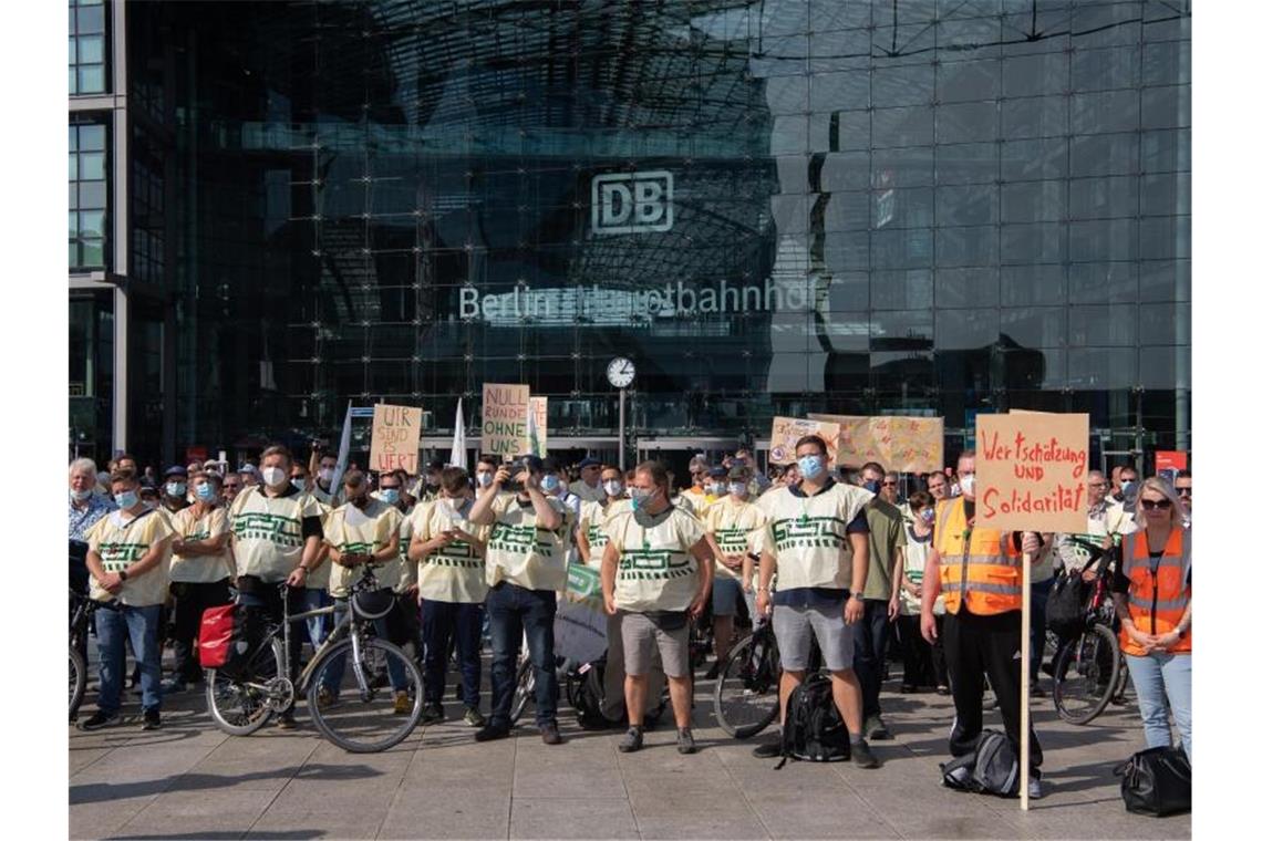 Mitglieder der Gewerkschaft der Lokführer stehen vor dem Berliner Hauptbahnhof. Foto: Paul Zinken/dpa