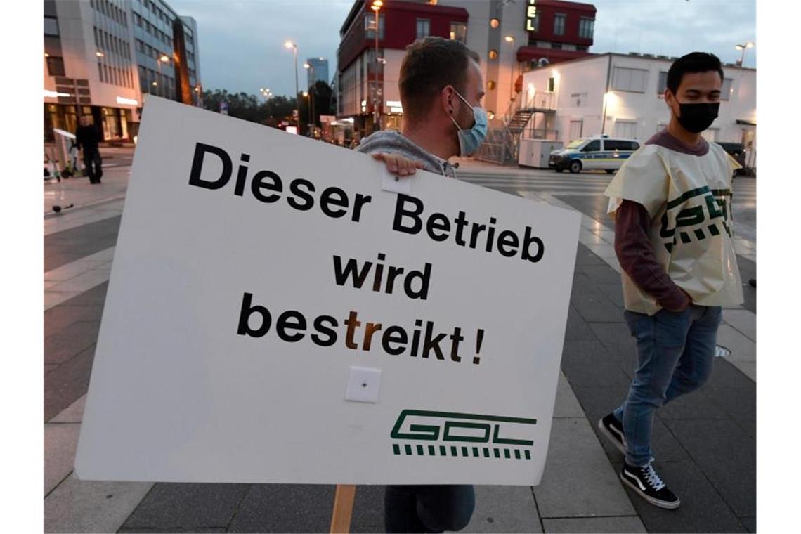 Mitglieder der Gewerkschaft der Lokführer vor dem Kölner Hauptbahnhof. Foto: Roberto Pfeil/dpa