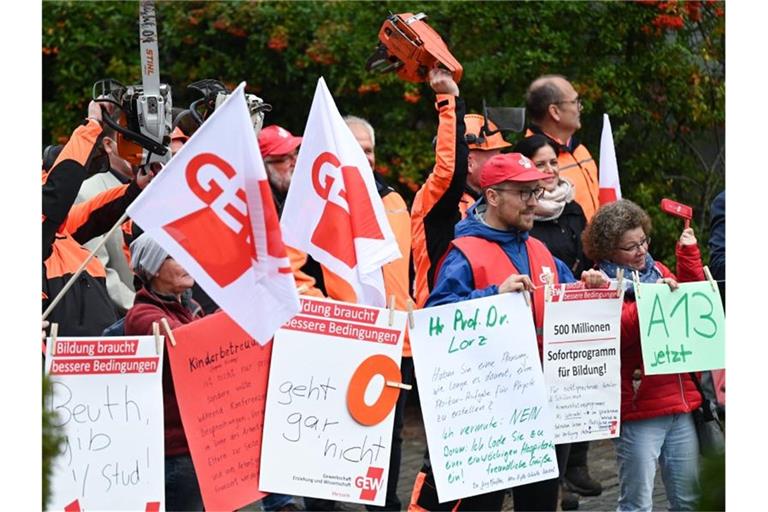 Mitglieder der Gewerkschaft Erziehung und Wissenschaft (GEW) und IG BAU demonstrieren am Rande der zweiten Verhandlungsrunde im Tarifkonflikt des Öffentlichen Dienstes. Foto: Arne Dedert/dpa