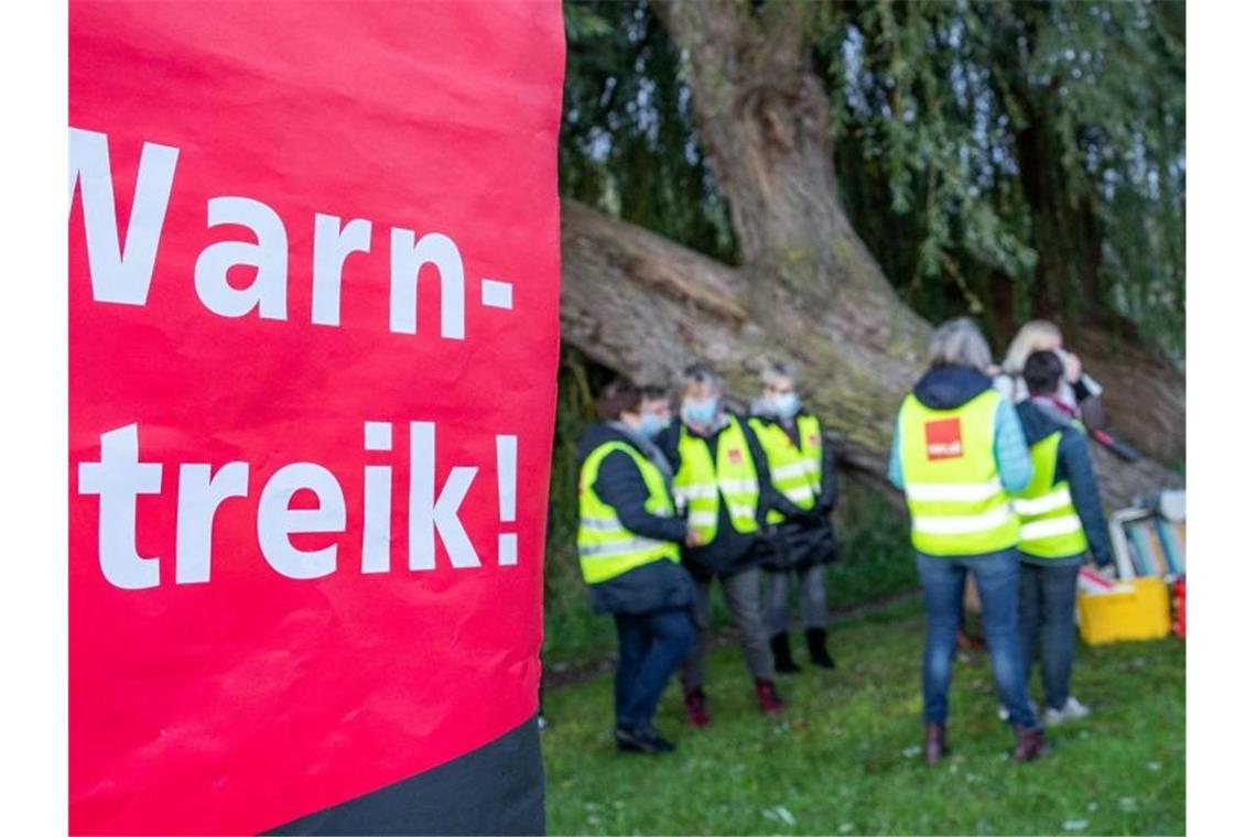 Keine Einigung bei Tarifverhandlungen für öffentliche Banken Mitglieder der Gewerkschaft Verdi beim Warnstreik (2020). Foto: Jens Büttner/dpa-Zentralbild/dpa