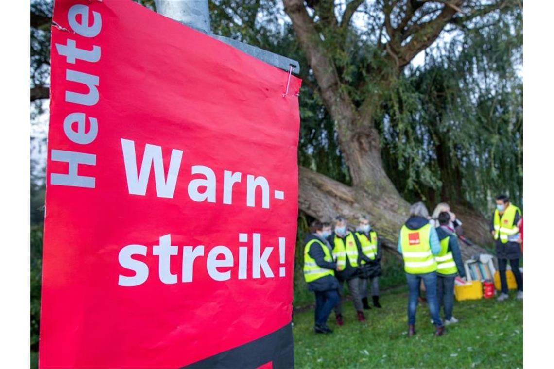Mitglieder der Gewerkschaft Verdi machen mit einem Warnstreik weiter Druck auf die Arbeitgeber. Foto: Jens Büttner/dpa-Zentralbild/dpa