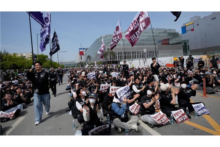 Mitglieder der Gewerkschaft von Samsung Electronics demonstrieren im April vor dem Computerchip-Komplex des Unternehmens im südkoreanischen Pyeongtaek für höhere Prämien.