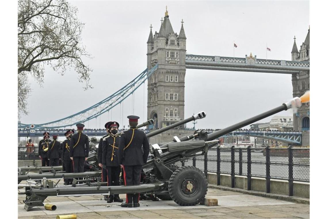 Mitglieder der Honourable Artillery Company feuern in London 41 Salutschüsse zu Ehren des verstorbenen britischen Prinzen Philip ab. Foto: Dominic Lipinski/PA/dpa