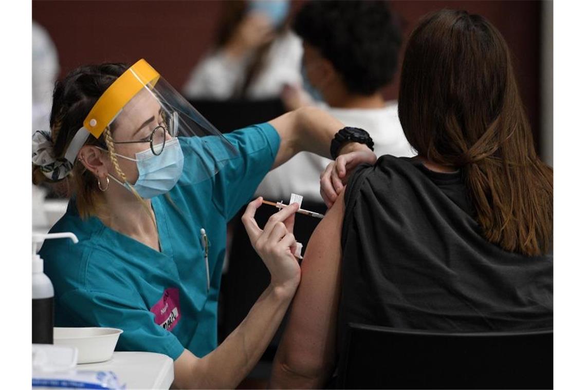 Mitglieder der indigenen Gemeinde erhalten eine Covid-19-Impfung in einer Pop-up-Impfklinik in Australien. Foto: Dan Himbrechts/AAP/dpa