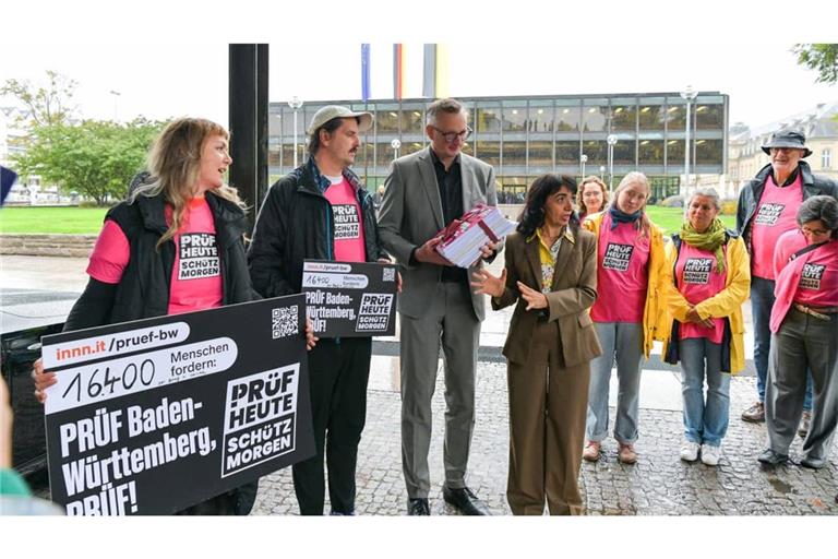 Mitglieder der Initiative Prüf mit Grünen-Fraktionschef Andreas Schwarz und Landtagsvizepräsidentin Muhterem Aras - aber was für Möglichkeiten hat die Landespolitik überhaupt, ein AfD-Verbotsverfahren prüfen zu lassen?