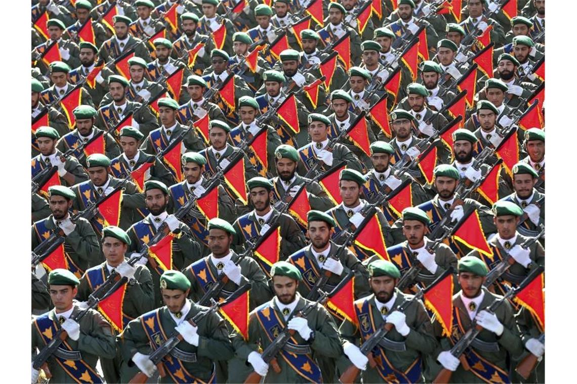 Mitglieder der iranischen Revolutionsgarde nehmen an einer Militärparade in Teheran teil. Die Revolutionsgarden haben den USA für den Fall eines Angriffs mit einem „Krieg ohne Grenzen“ gedroht. Foto: Ebrahim Noroozi/AP