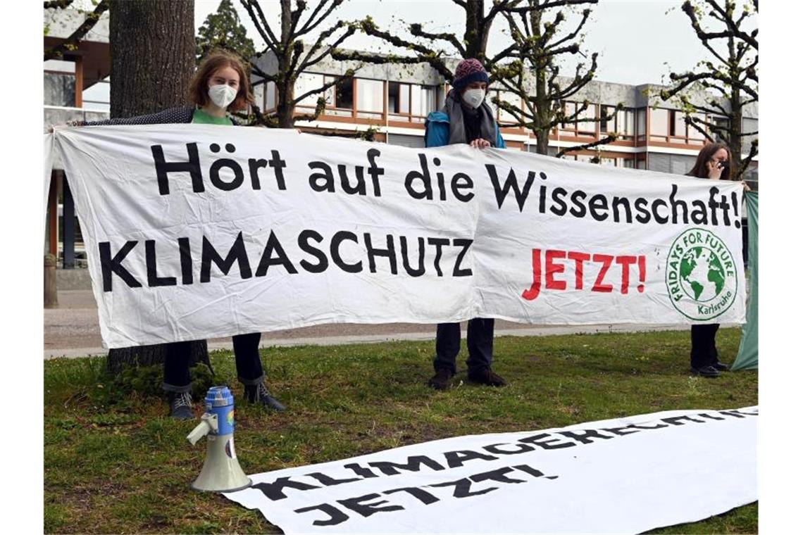 Bund muss beim Klimaschutz nachbessern - Koalition streitet Mitglieder der Karlsruher Gruppe von Fridays for Future vor dem Bundesverfassungsgericht. Foto: Uli Deck/dpa