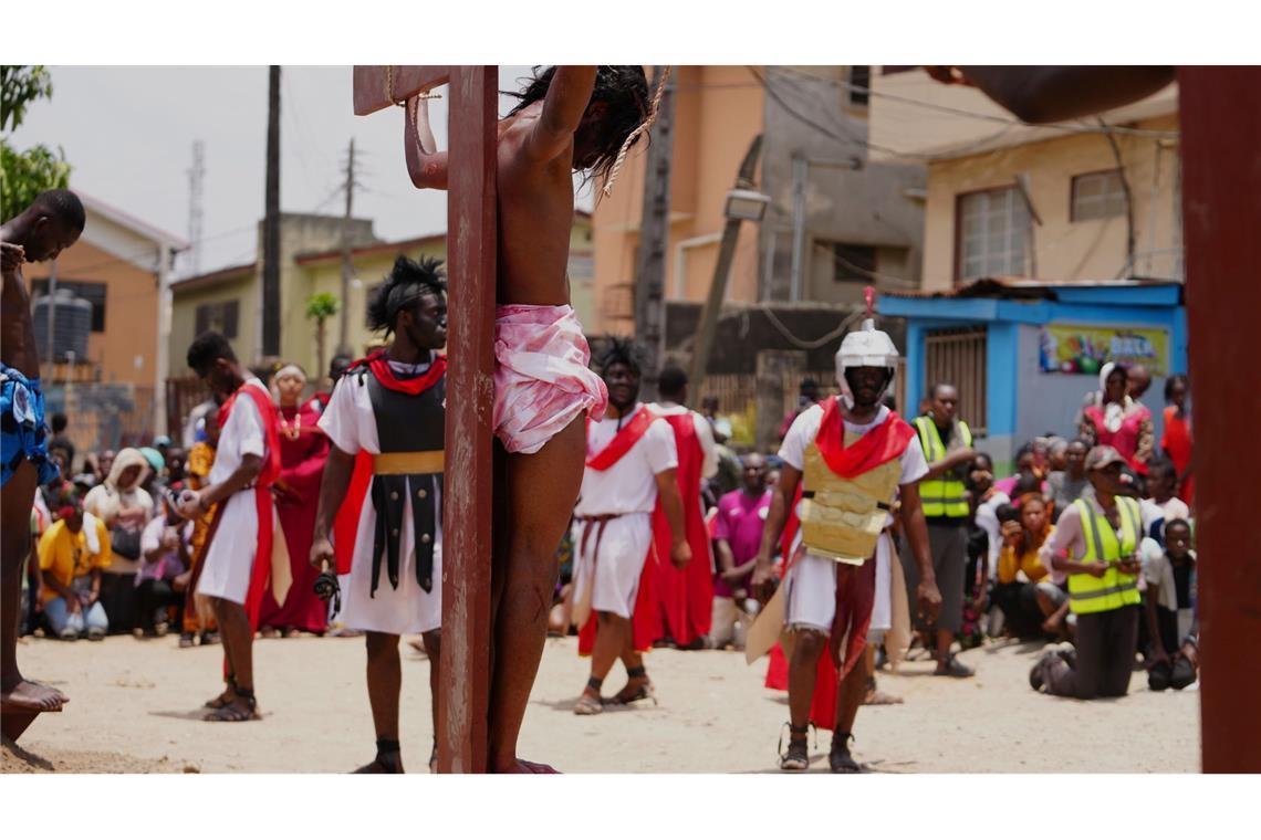 Mitglieder der katholischen Kirche St. Francis nehmen an einer Nachstellung des Kreuzwegs Jesu Christi am Karfreitag teil.