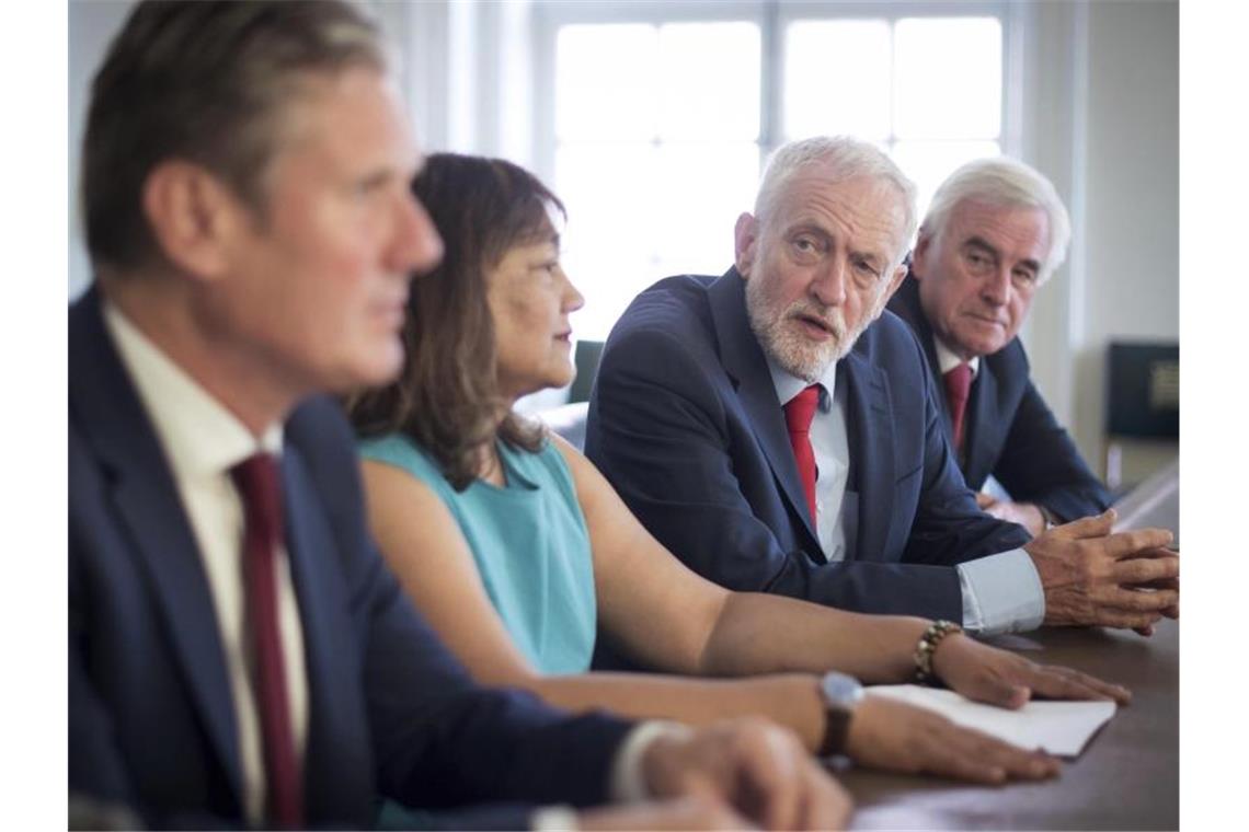 Mitglieder der Labour Party um Jeremy Corbyn (2.v.r.) bei einem Treffen der Oppositionsparteien in London. Foto: Stefan Rousseau/PA/AP