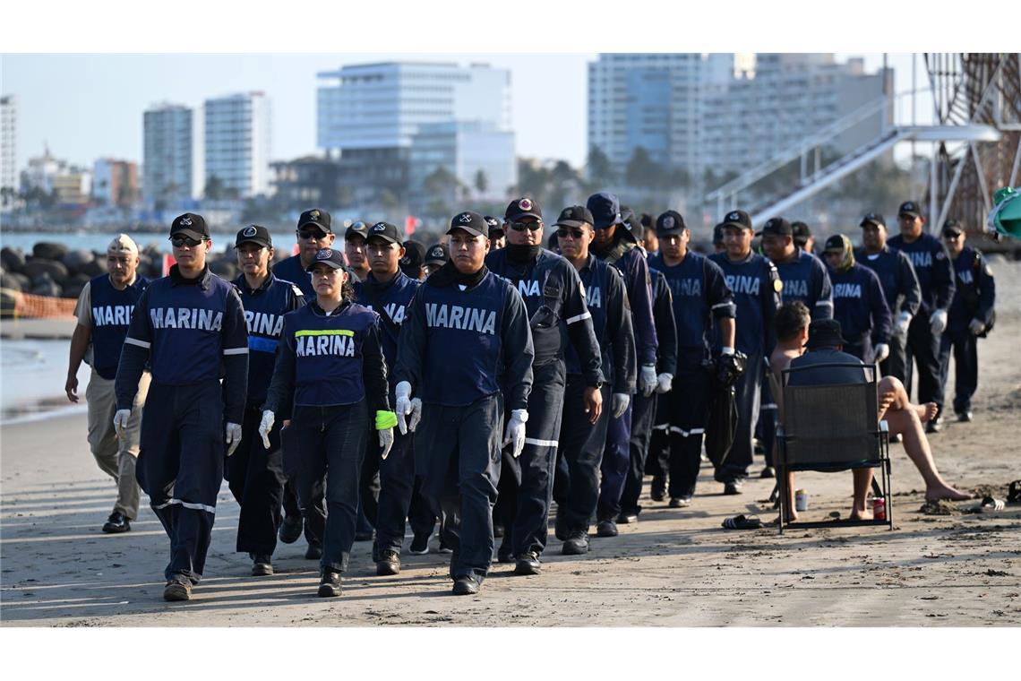 Mitglieder der mexikanischen Marine beteiligen sich an den Reinigungsarbeiten.