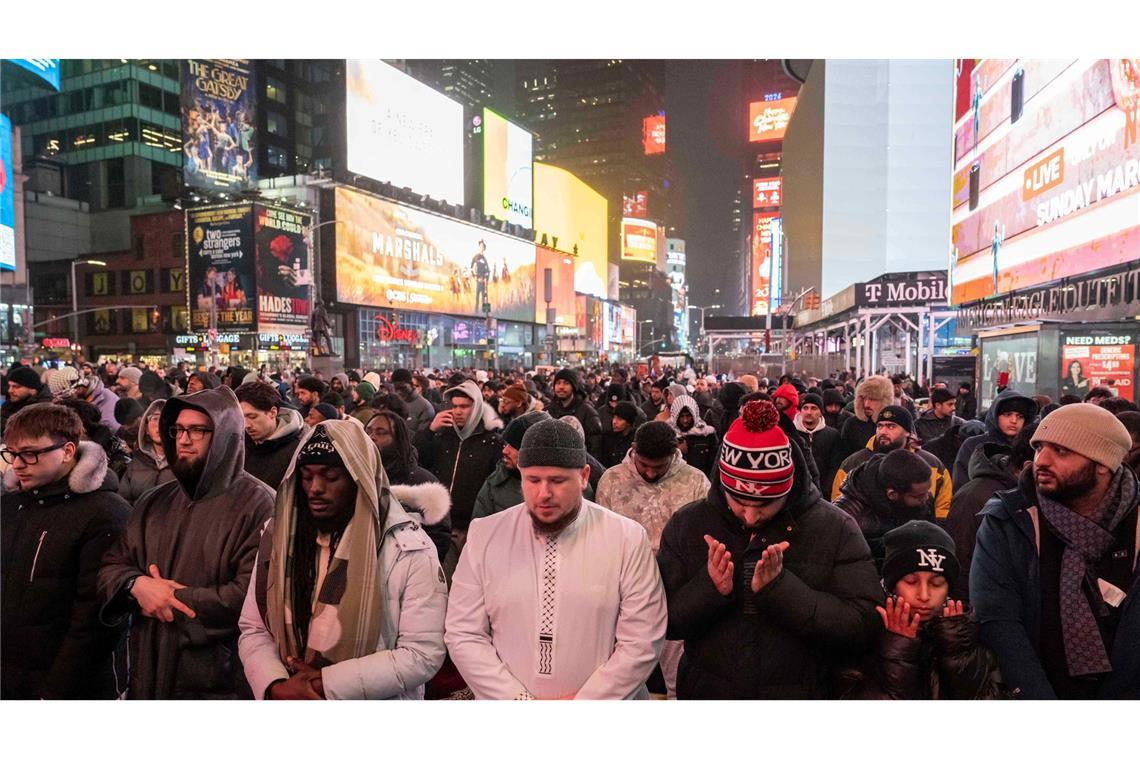 Mitglieder der muslimischen Gemeinschaft beten am Times Square in New York.