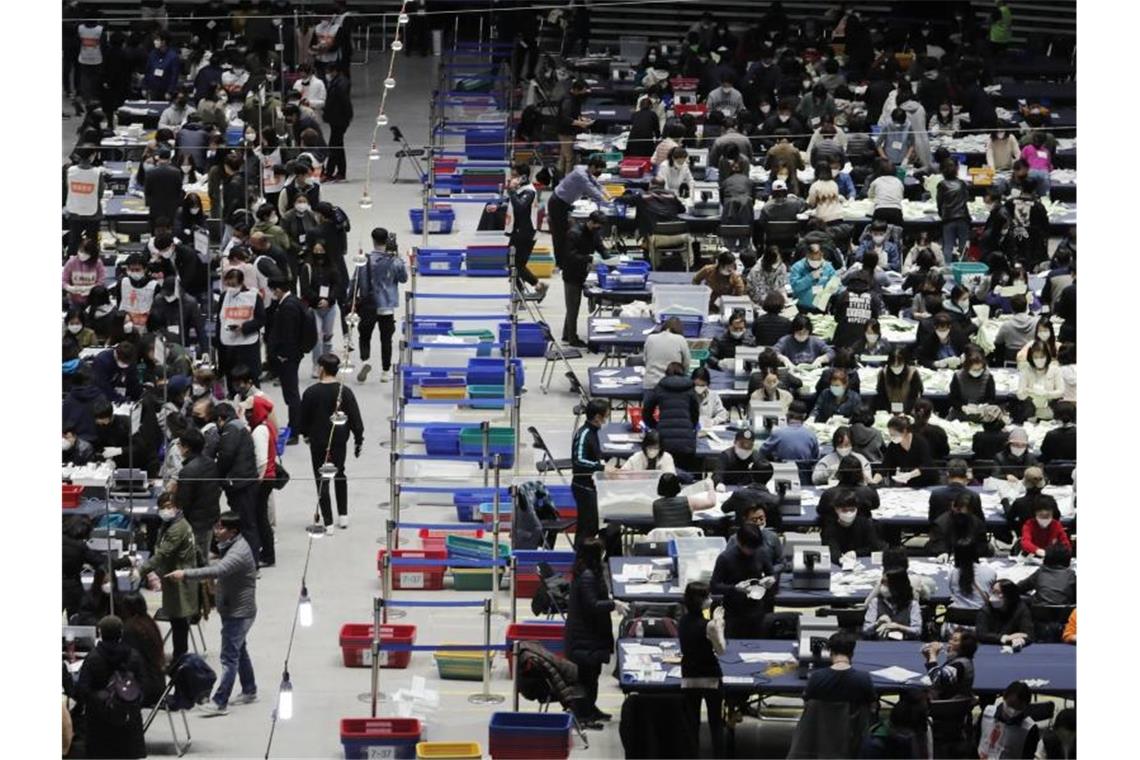 Südkoreas Regierungspartei bei Parlamentswahl mit Sieg Mitglieder der Nationalen Wahlkommission zählen in einer Sporthalle in Seoul Stimmzettel aus. Foto: Ahn Young-Joon/AP/dpa