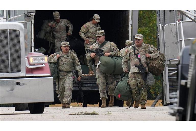 Mitglieder der Nationalgarde aus Texas sind in Illinois angekommen.