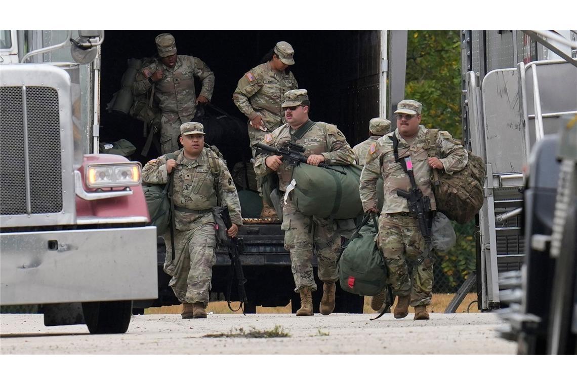 Mitglieder der Nationalgarde aus Texas sind in Illinois angekommen.