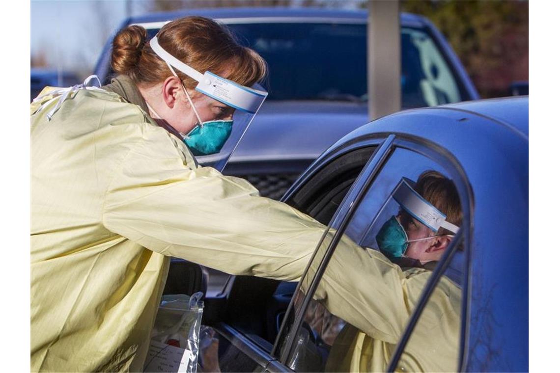 Mitglieder der Nationalgarde des Bundesstaates Idaho unterstützen das Gesundheitspersonal während der Coronavirus-Pandemie. Foto: Darin Oswald/Idaho Statesman/AP/dpa