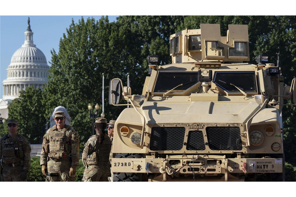 Washington klagt gegen Einsatz der Nationalgarde Mitglieder der Nationalgarde kontrollieren die Umgebung, während sie vor der Union Station patrouillieren. I.