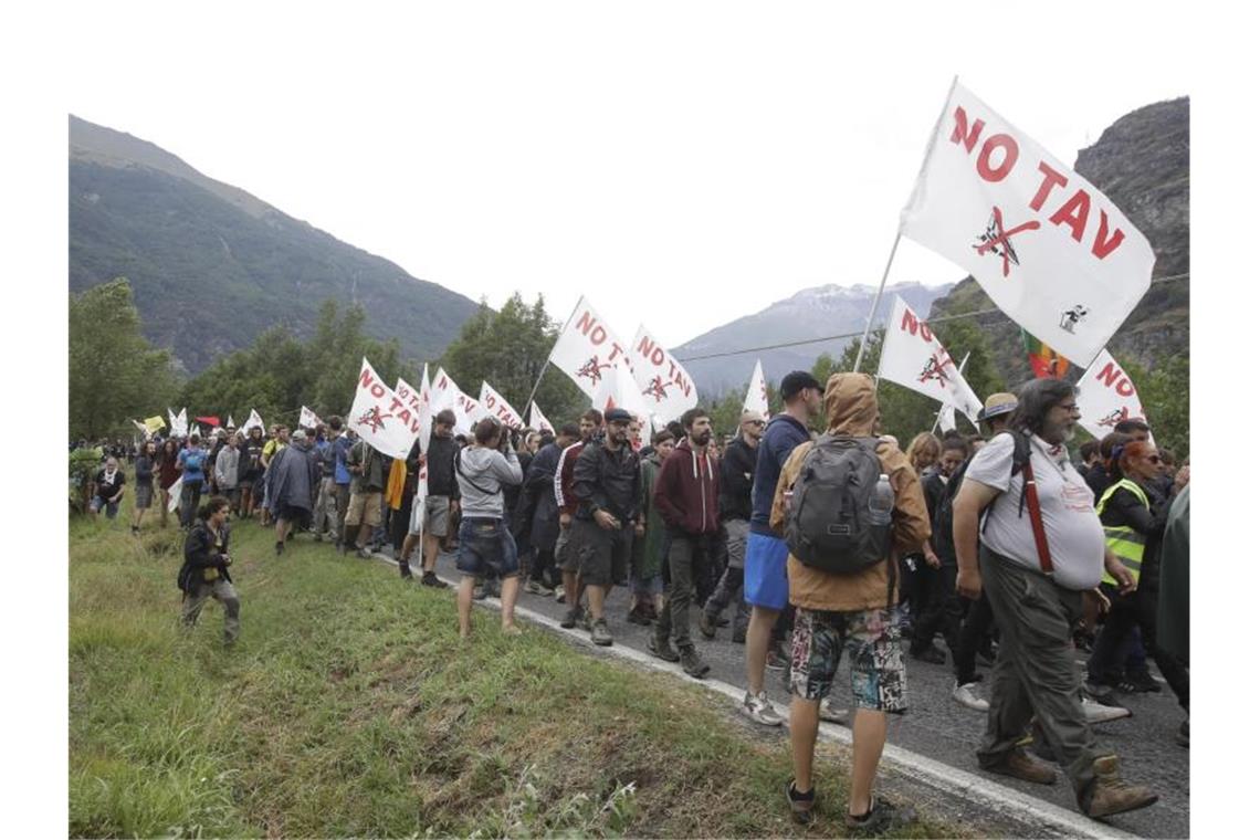 Italien gibt EU-Kommission Zusage für umstrittene Bahntrasse Mitglieder der NO TAV-Bewegung gehen während einer Kundgebung im norditalienischen Susatal auf die Straße. Foto: Luca Bruno/AP