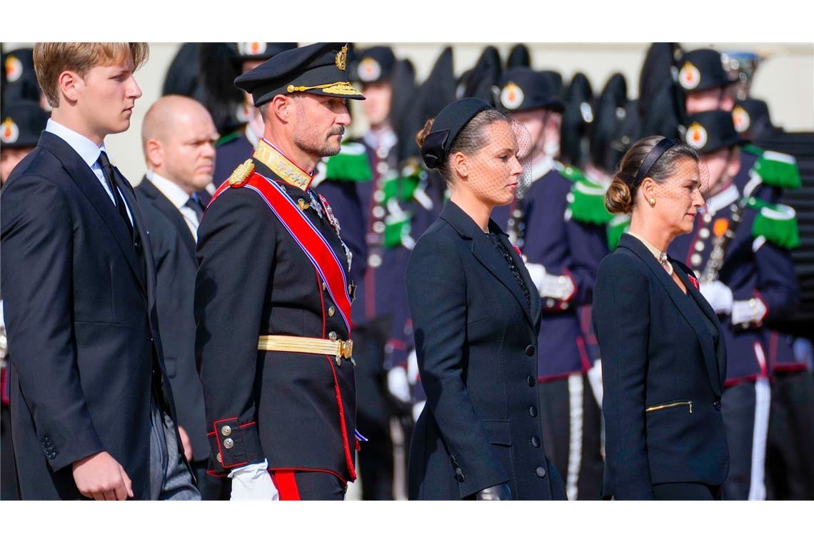 Mitglieder der norwegischen Königsfamilie, Prinz Sverre Magnus (l-r), König Haakon VIII., Kronprinzessin Ingrid Alexandra und Prinzessin Märtha Louise, schreiten hinter dem Sarg von König Harald V. her, während vom Königspalast zur Kathedrale von Oslo in Oslo, Norwegen, getragen wird. (zu dpa: ««Takk»: Tränenreicher Abschied von König Harald in Oslo»)