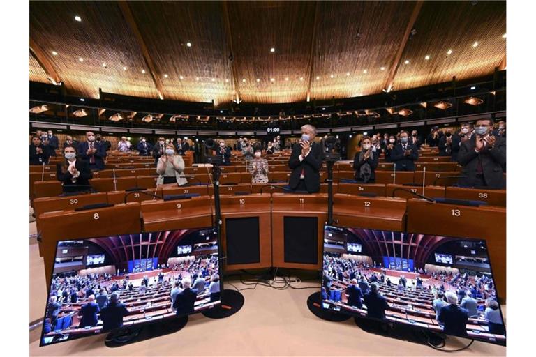Mitglieder der politischen Delegationen der Parlamentarischen Versammlung des Europarates applaudieren nach einer Schweigeminute für die Opfer der russischen Invasion in die Ukraine. Foto: Frederick Florin/AFP/dpa