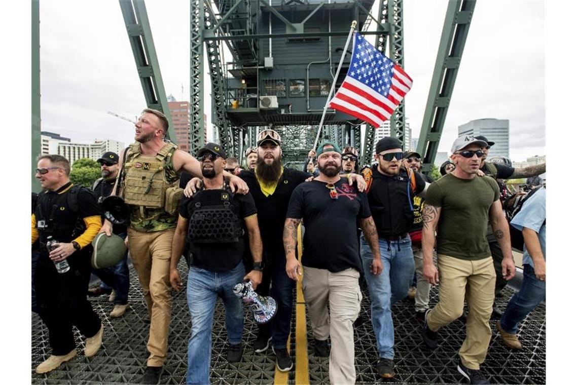 Trump twittert über Bidens Wahlsieg Mitglieder der Proud Boys und anderer rechtsextremer Gruppen marschieren durch Portland. Foto: Noah Berger/FR34727 AP/dpa
