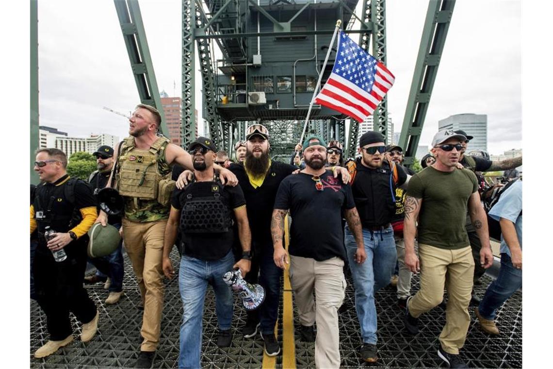 Mitglieder der Proud Boys und anderer rechtsextremer Gruppen marschieren durch Portland. Foto: Noah Berger/FR34727 AP/dpa